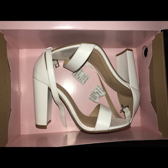 SOLD!!! WHITE HEELS - Picture 4 of 6